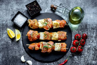 Limonlu ve otlu çiğ somon balığı.