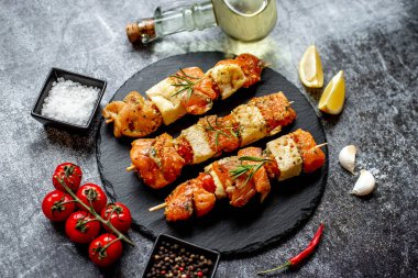 Limonlu ve otlu çiğ somon balığı.