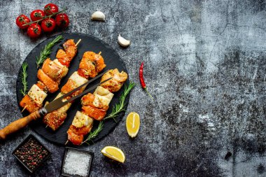 Limonlu ve otlu çiğ somon balığı.