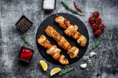 Sebzeli ızgara tavuk ve siyah taşlı baharat.