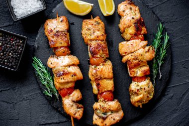 Sebzeli ızgara tavuk ve siyah taşlı baharat.