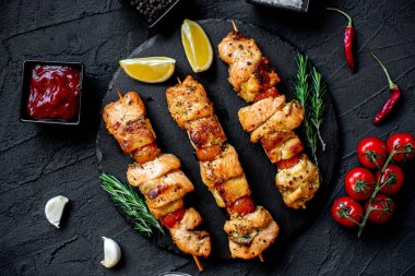 Sebzeli ızgara tavuk ve siyah taşlı baharat.