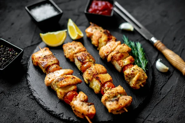 Grilled Chicken Skewers Vegetables Spices Black Stone Background — Stock Photo, Image
