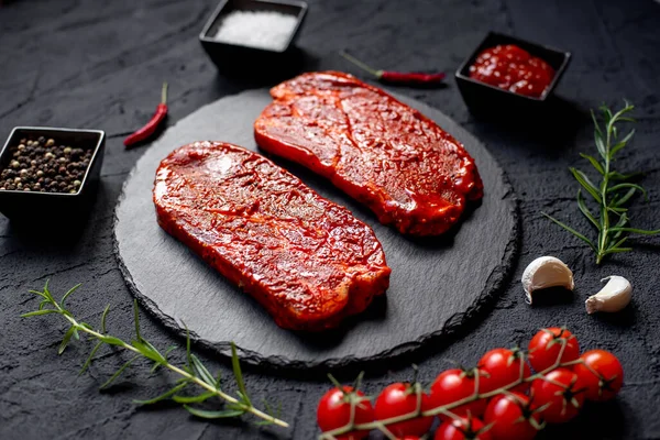 Filete Carne Cruda Con Especias Hierbas Sobre Fondo Negro — Foto de Stock
