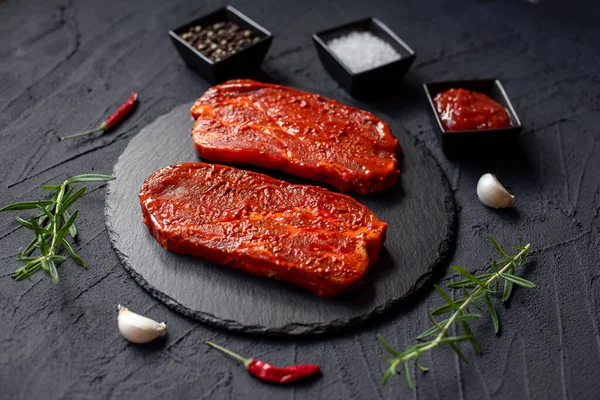 Syrový Hovězí Steak Kořením Bylinkami Černém Pozadí — Stock fotografie