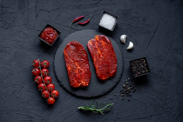 Steak Bœuf Cru Aux Épices Herbes Sur Fond Noir — Photo