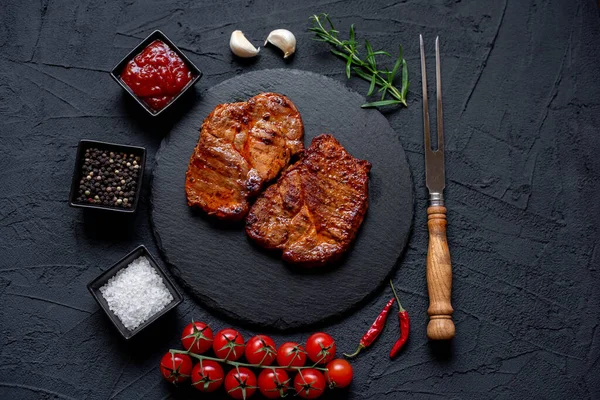 黒い背景にスパイスと野菜牛肉ステーキ — ストック写真