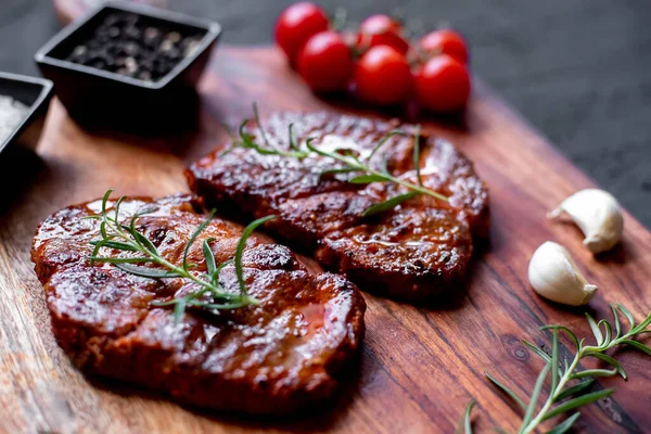Grilované Hovězí Steaky Rozmarýnem Kořením Zblízka — Stock fotografie