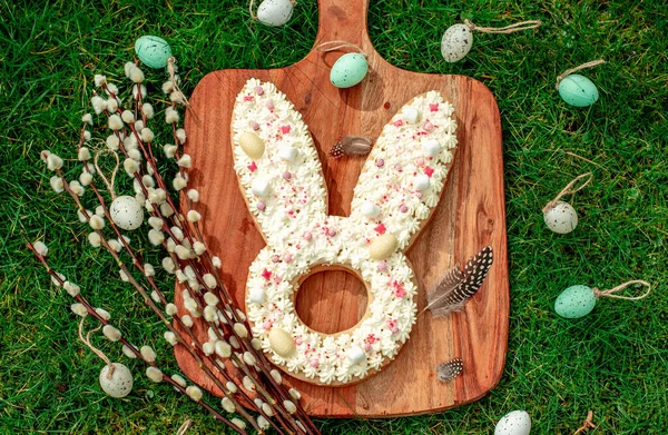 Pastel Forma Conejo Pascua Con Huevos Flores — Foto de Stock