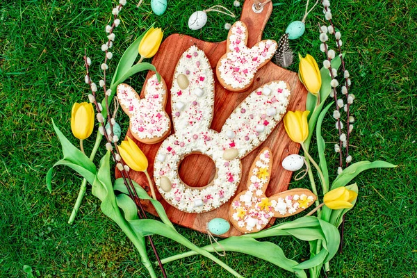 柳花和郁金香的复活节兔子饼干 — 图库照片