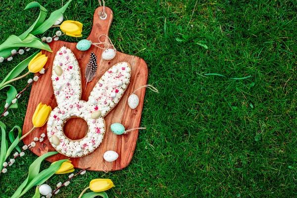 Huevos Pascua Decorativos Galletas Jengibre Ramitas Sauce Tulipanes Una Tabla — Foto de Stock