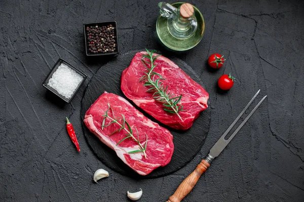 Syrové Hovězí Steaky Kořením Bylinkami Černém Pozadí — Stock fotografie
