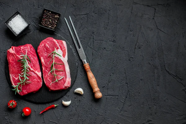 Steaks Bœuf Cru Aux Épices Herbes Sur Fond Noir — Photo