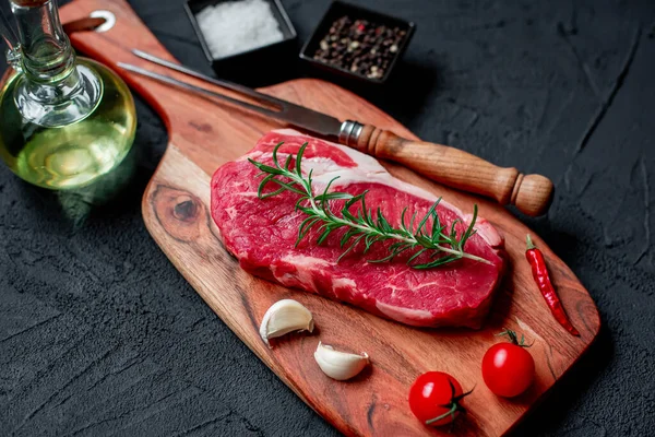 Steak Bœuf Cru Avec Épices Herbes Sur Fond Noir Vue — Photo