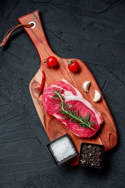 Syrový Hovězí Steak Kořením Bylinkami Černém Pozadí Pohled Shora — Stock fotografie