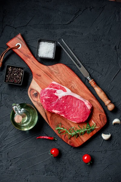黒を基調としたスパイスとハーブのある生牛ステーキ トップビュー — ストック写真