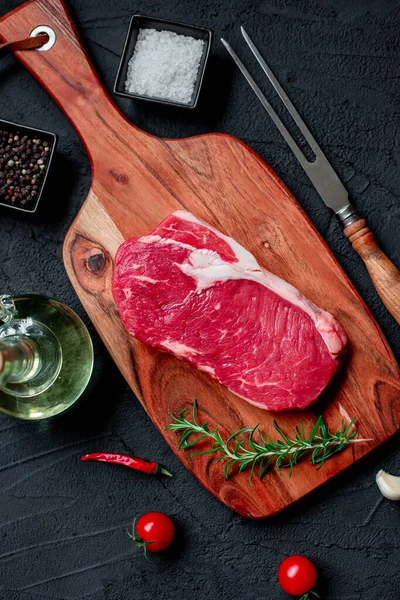 Steak Bœuf Cru Avec Épices Herbes Sur Fond Noir Vue — Photo