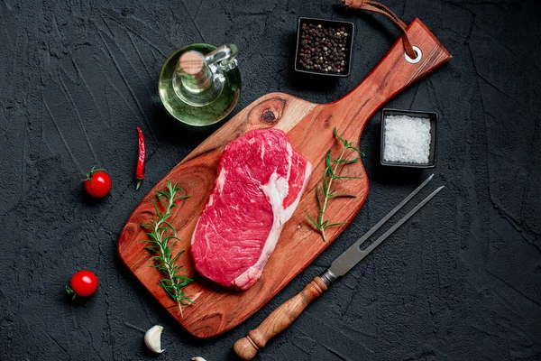 Syrový Hovězí Steak Kořením Bylinkami Černém Pozadí Pohled Shora — Stock fotografie