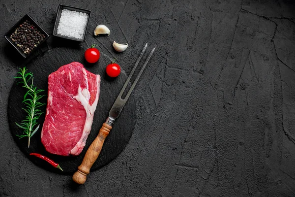 Rauwe Biefstuk Met Specerijen Kruiden Zwarte Achtergrond Bovenaanzicht — Stockfoto