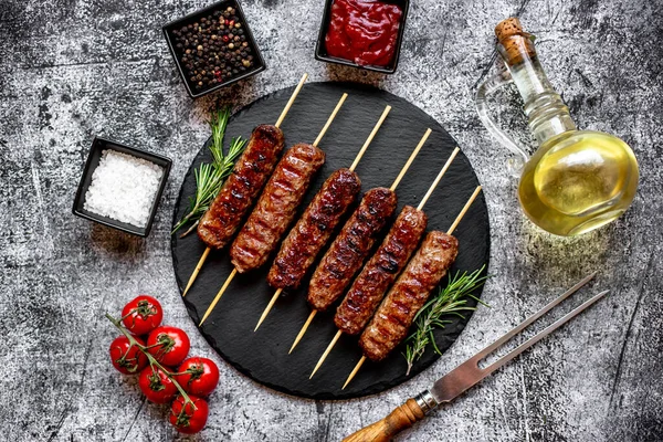 Grilled Sausages Spices Herbs Black Granite Plate — Stock Photo, Image