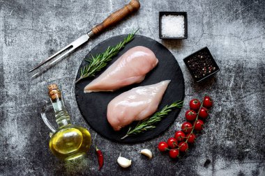 Baharatlı çiğ tavuk göğsü ve taş kaplama otlar.