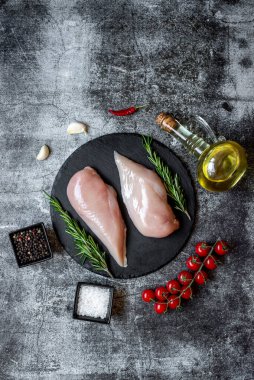 Baharatlı çiğ tavuk göğsü ve taş kaplama otlar.