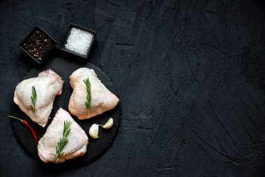 Metnin için kopyalama alanı olan taştan arka planda çiğ tavuk butları