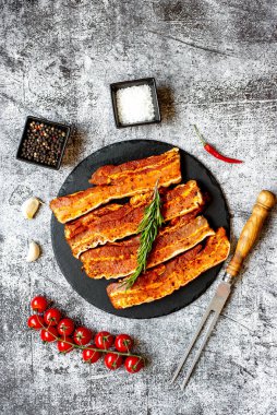 Taş zeminde çiğ domuz eti dilimleri, üst manzara.