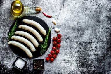 Taş zeminde çiğ Alman sosisleri