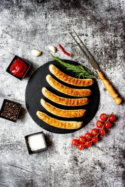 Taştan arka planda ızgara sosis.