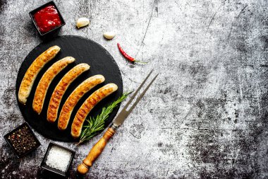 Kayalık arkaplanda fotokopi alanı olan ızgara sosisler