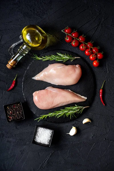 Kyllingbryst Med Krydder Urter Grønnsaker Svart Bakgrunn – stockfoto
