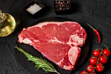 Siyah arka planda biberiyeli çiğ kuzu eti