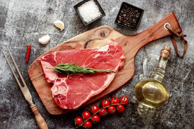 Tahtada çiğ et, üst manzara.