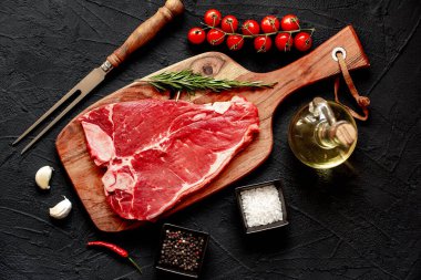 Tahtada baharatlı ve otlu çiğ biftek.