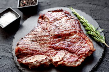 Biberiyeli ızgara biftek, siyah taş tahtada.