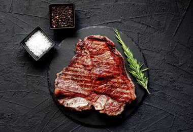 Biberiyeli ızgara biftek, siyah taş tahtada.