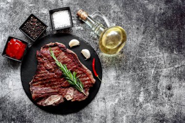 Biberiyeli ızgara biftek. Siyah taş tahtada. Fotokopi alanı var.