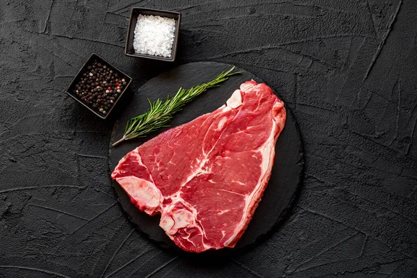 黒板の生牛ステーキ トップビュー — ストック写真