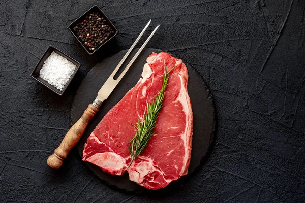 Rauwe Biefstuk Bovenaanzicht Zwarte Achtergrond — Stockfoto