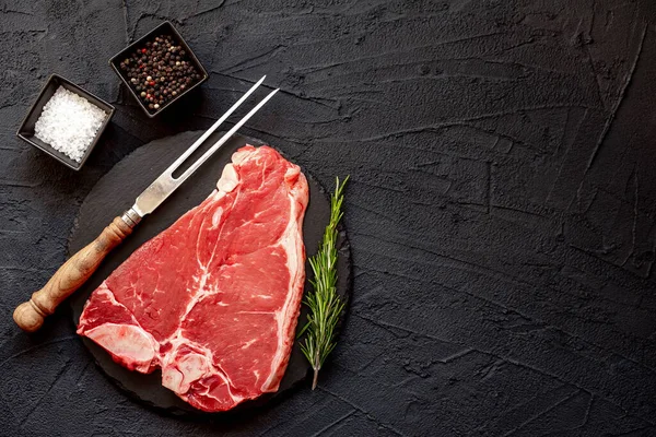 Raw Beef Steak Spices Rosemary Black Stone Background — Stock Photo, Image