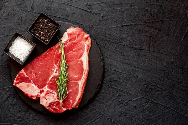 黒を基調としたスパイスとハーブのある生牛ステーキ — ストック写真