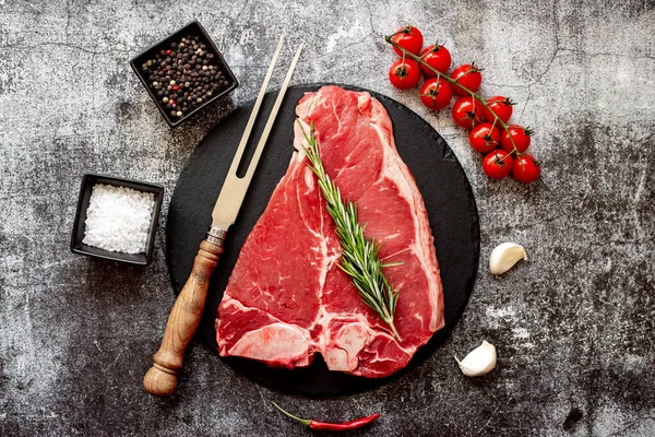 Steak Bœuf Cru Aux Épices Herbes Sur Planche Pierre Noire — Photo