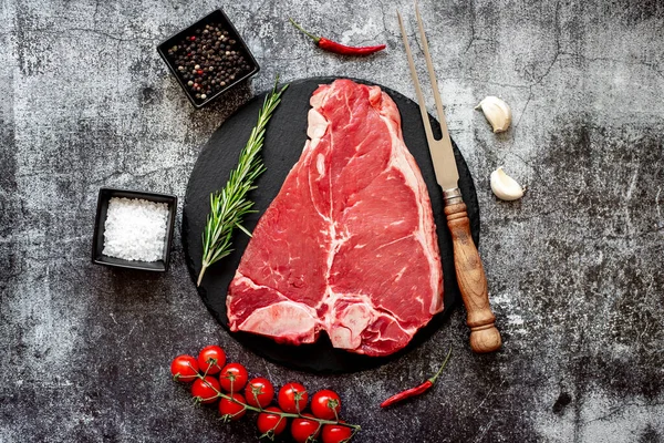 Syrový Hovězí Steak Kořením Bylinkami Černé Kamenné Desce — Stock fotografie