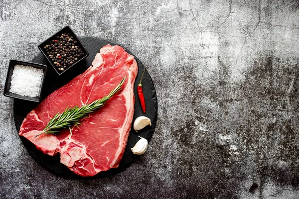 Vers Rauw Vlees Met Specerijen Kruiden Stenen Ondergrond Bovenaanzicht — Stockfoto