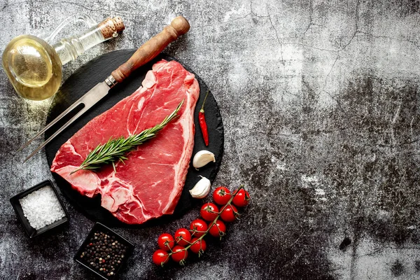 Syrový Hovězí Steak Kořením Bylinkami Kamenném Pozadí — Stock fotografie