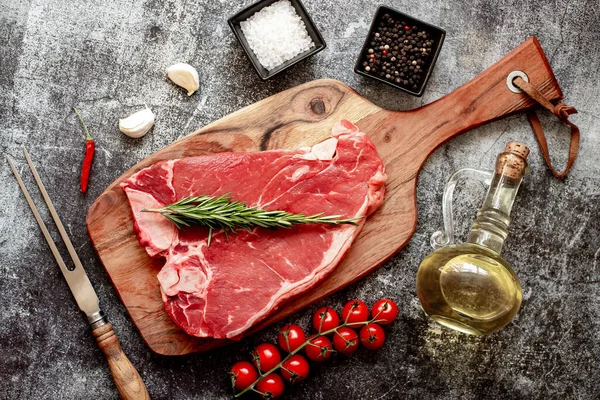 Tahtada çiğ et, üst manzara.