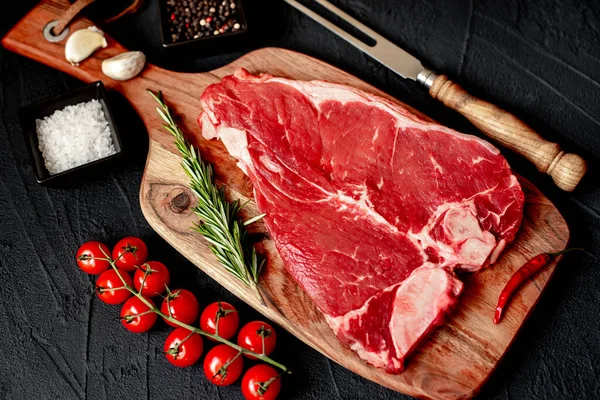 Rauwe Biefstuk Met Specerijen Kruiden Zwarte Achtergrond — Stockfoto