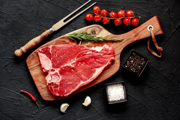 板の上にスパイスとハーブのある生牛ステーキ — ストック写真