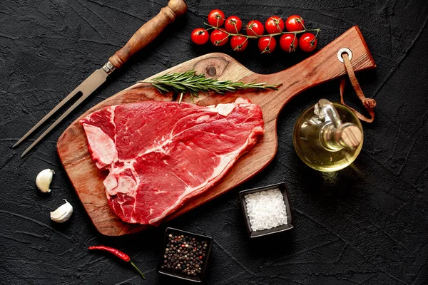 Tahtada baharatlı ve otlu çiğ biftek.